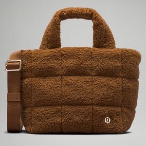 NWT lululemon athletica quilted grid crossbody Fleece